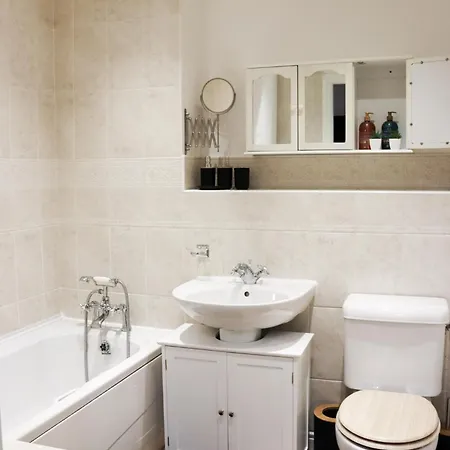 Whole Flat - Contractors, Professionals, Ulez Free, Parking, 10mins *