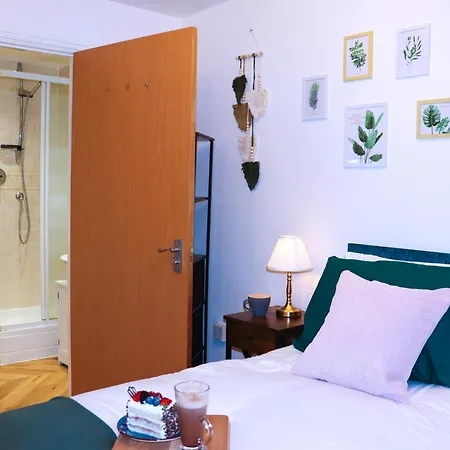 Whole Flat - Contractors, Professionals, Ulez Free, Parking, 10mins Apartment *